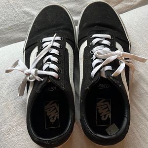 BUNDLE of women’s VAN  SIZE 9 See photo of black and white and PINK and white!